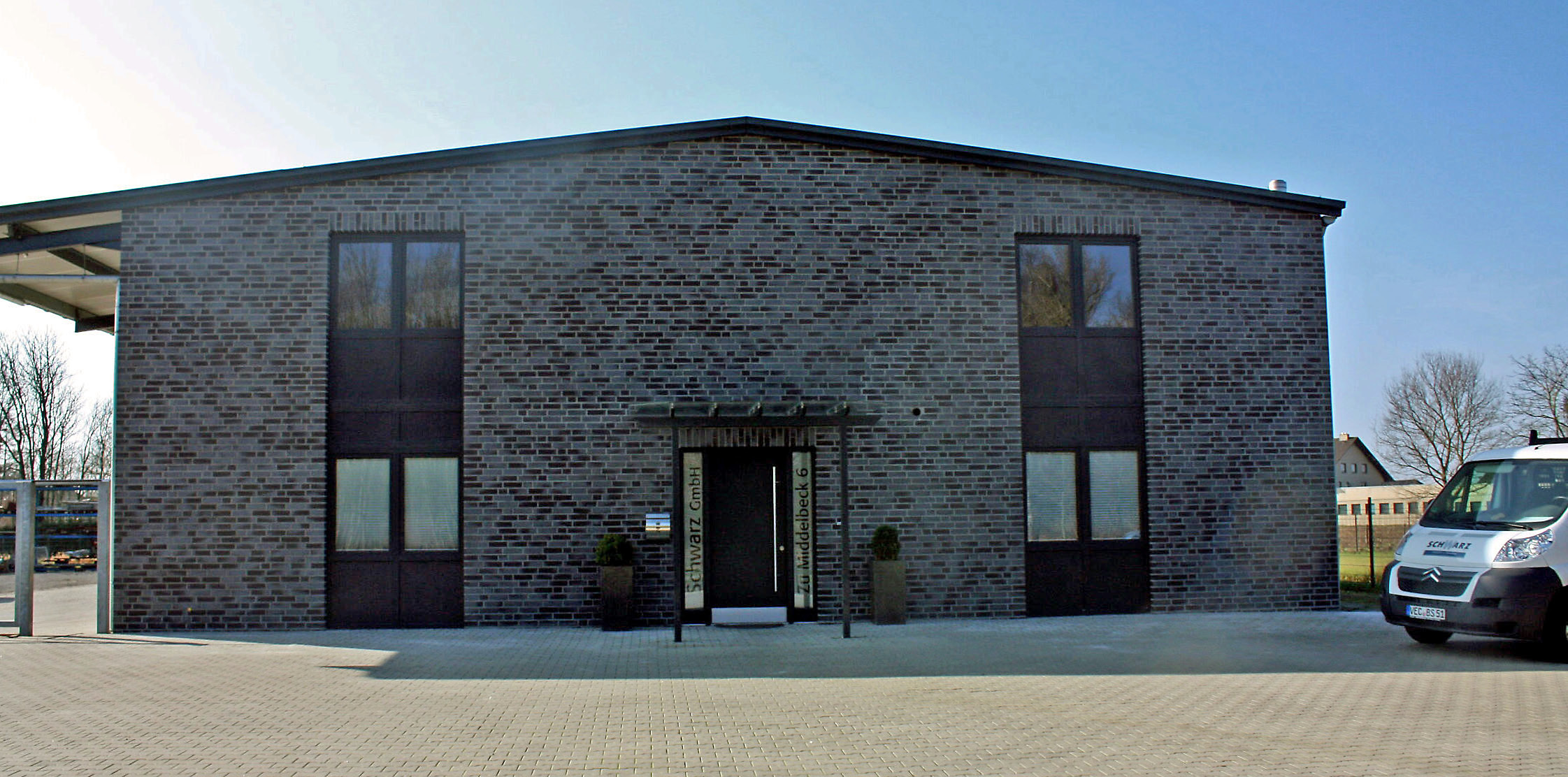Firmengebäude Schwarz Edelstahl- und Metallbau